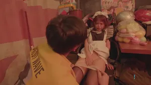 Cảnh 3P nổi tiếng của con đĩ hư hỏng! Một cô gái mảnh mai với đôi chân đẹp! Nút chặn hậu môn được đưa vào âm hộ và miệng được cắm vào. Biểu cảm thì dâm dục và cảm giác thì tuyệt...