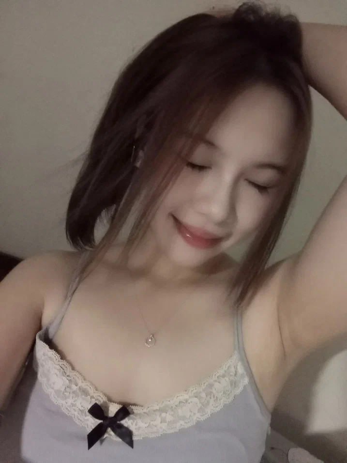 Cô yêu tinh Giáng sinh gợi cảm đã tặng tôi món quà tuyệt vời nhất và đã mút khô con cặc của tôi