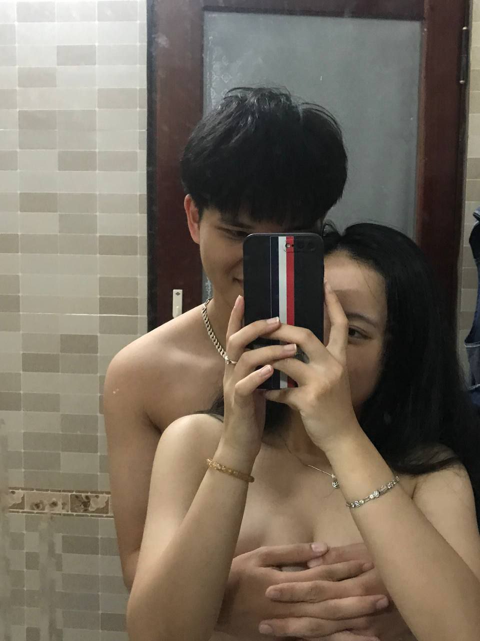 Các anh địt nhẹ thôi người yêu em còn chưa mất trinh